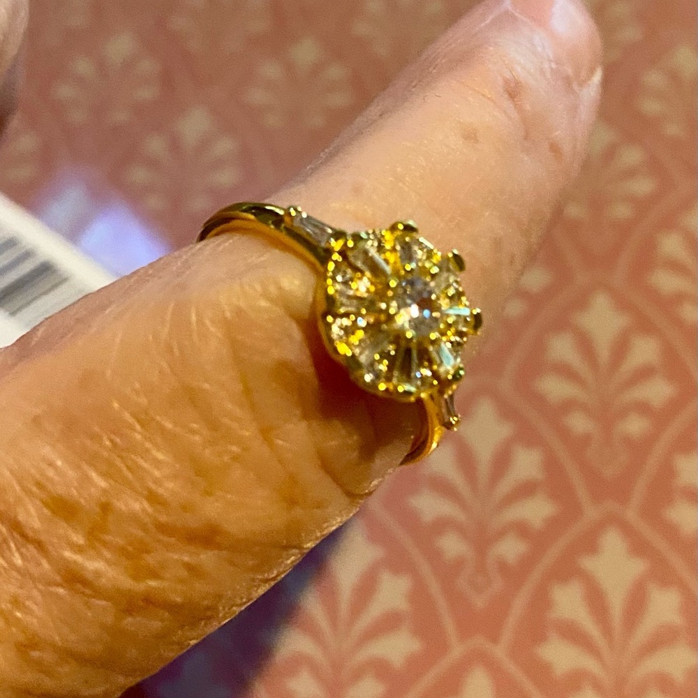🔥Amazon Gold Tone and Clear Stones Ring🔥 NIP